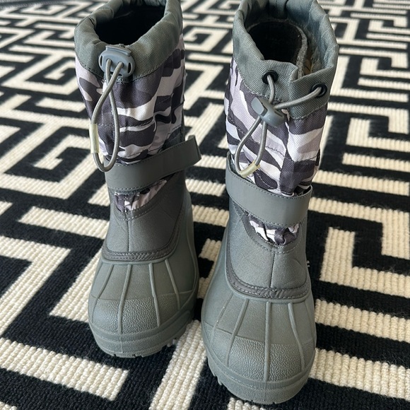 Snow boots - Picture 1 of 4